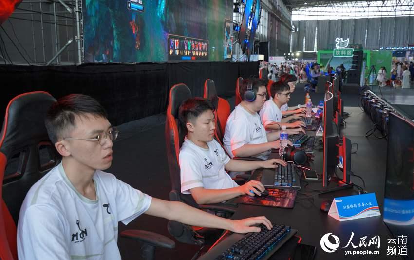 更像是老鹰 更像是老鹰